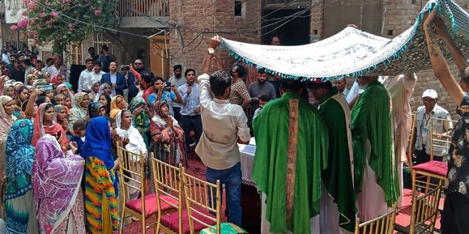 Pakistani Christians hold Sunday services at desecrated churches